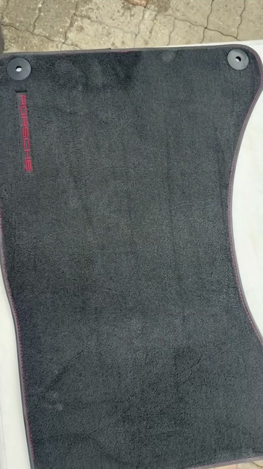 Tapis de sol Porsche, détail après extraction