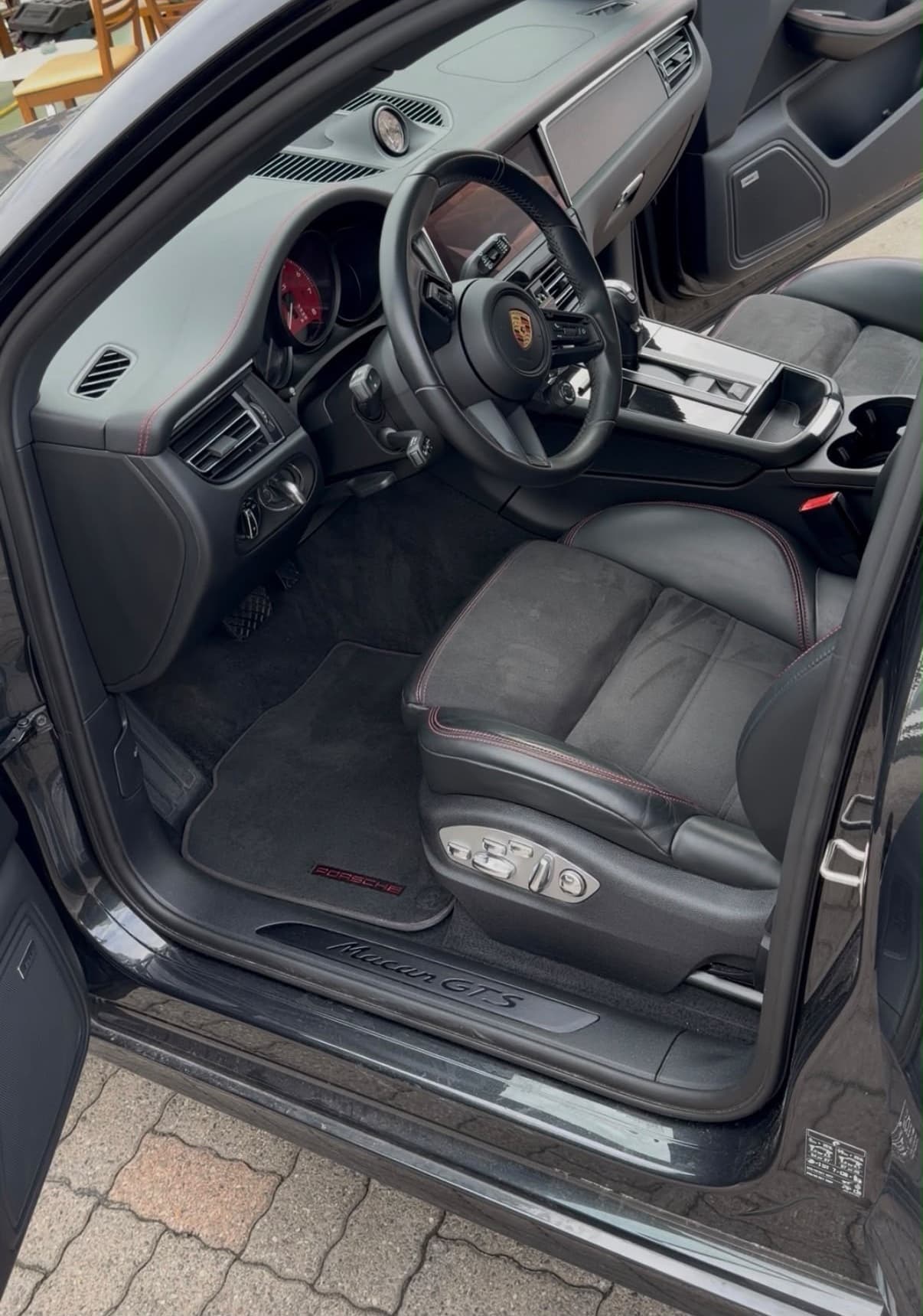 Poste de conduite d’une Porsche Macan GTS après nettoyage intérieur complet
