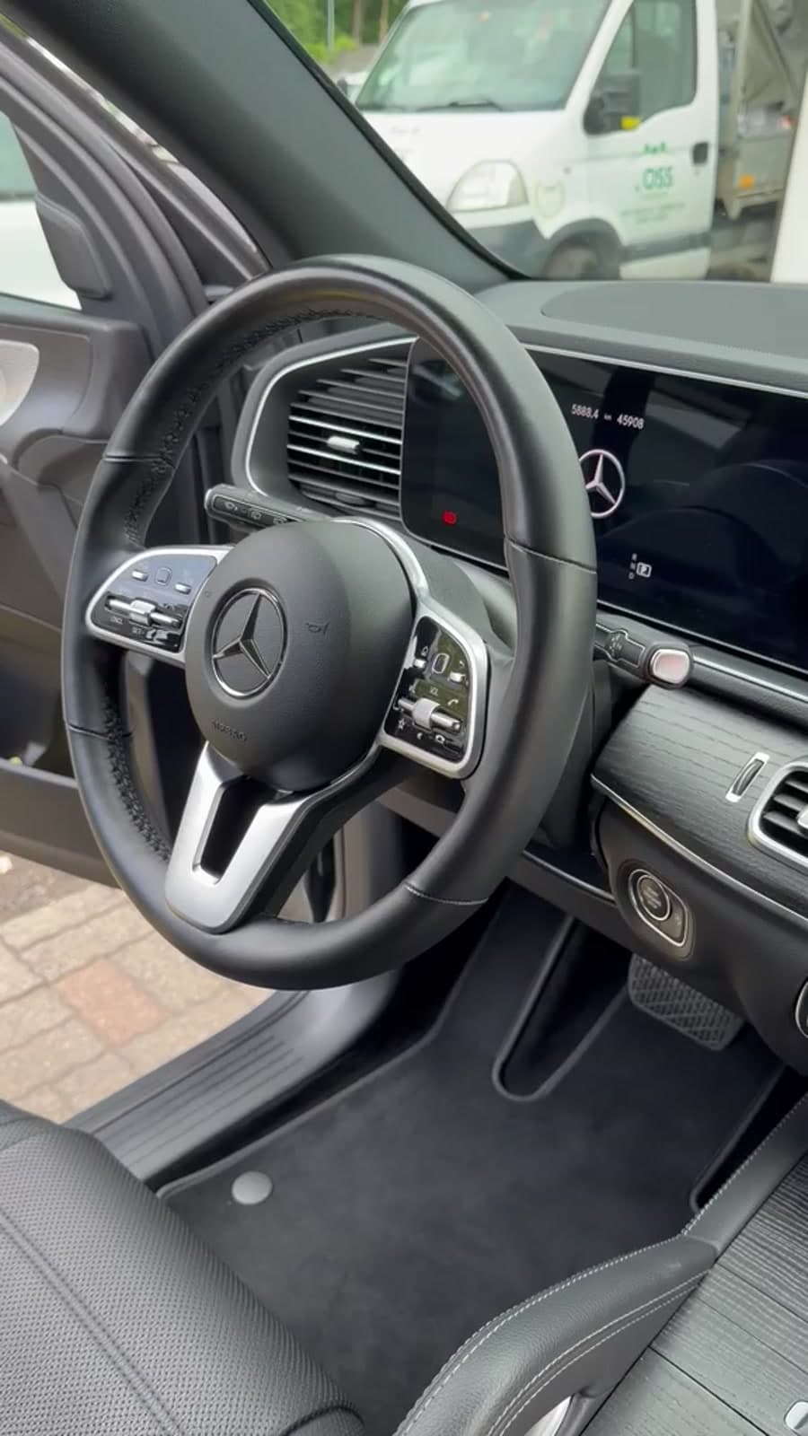 Poste de conduite Mercedes après une intervention Swiss Auto Clean