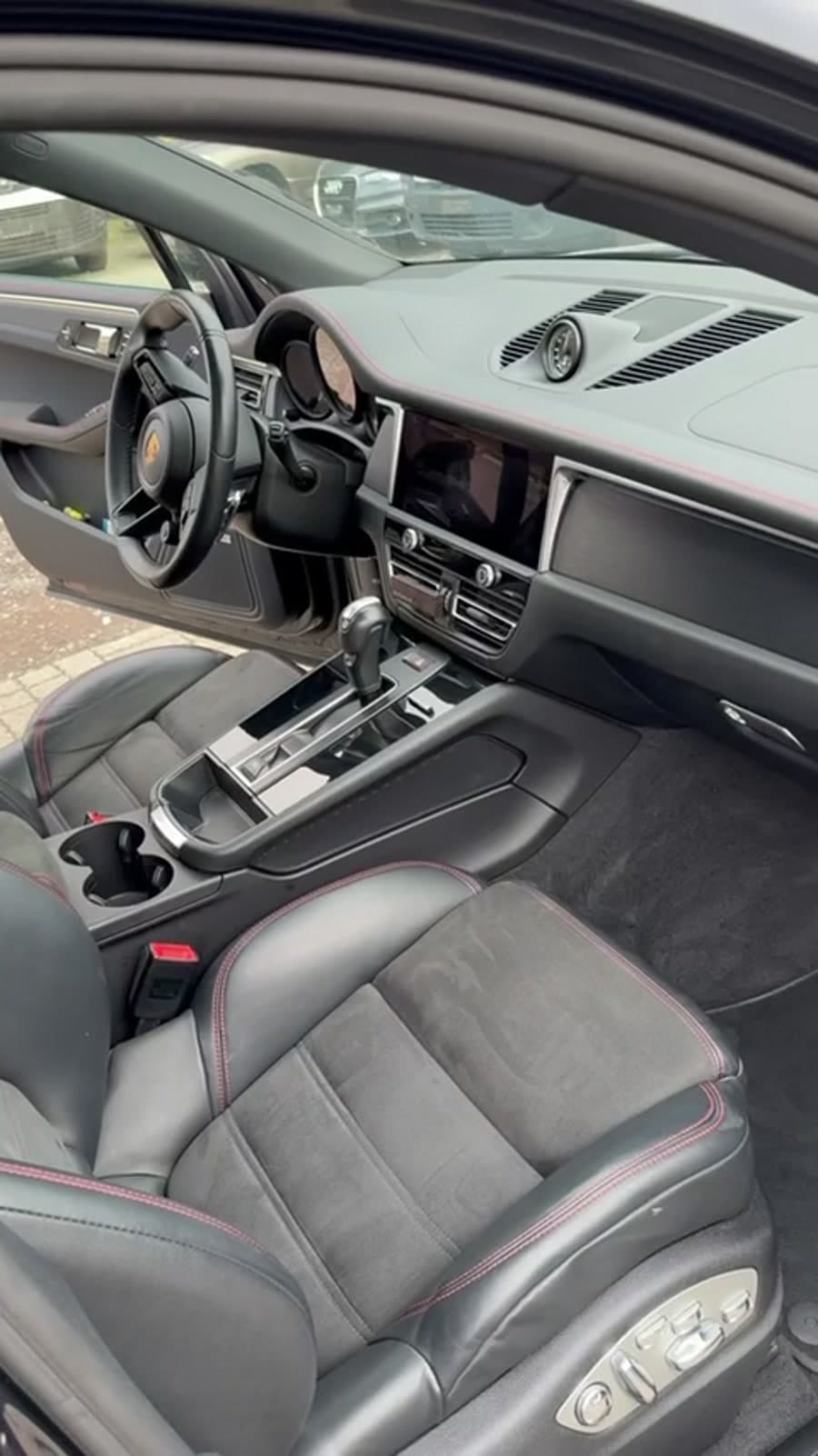 Poste de conduite Porsche Macan GTS après aspiration