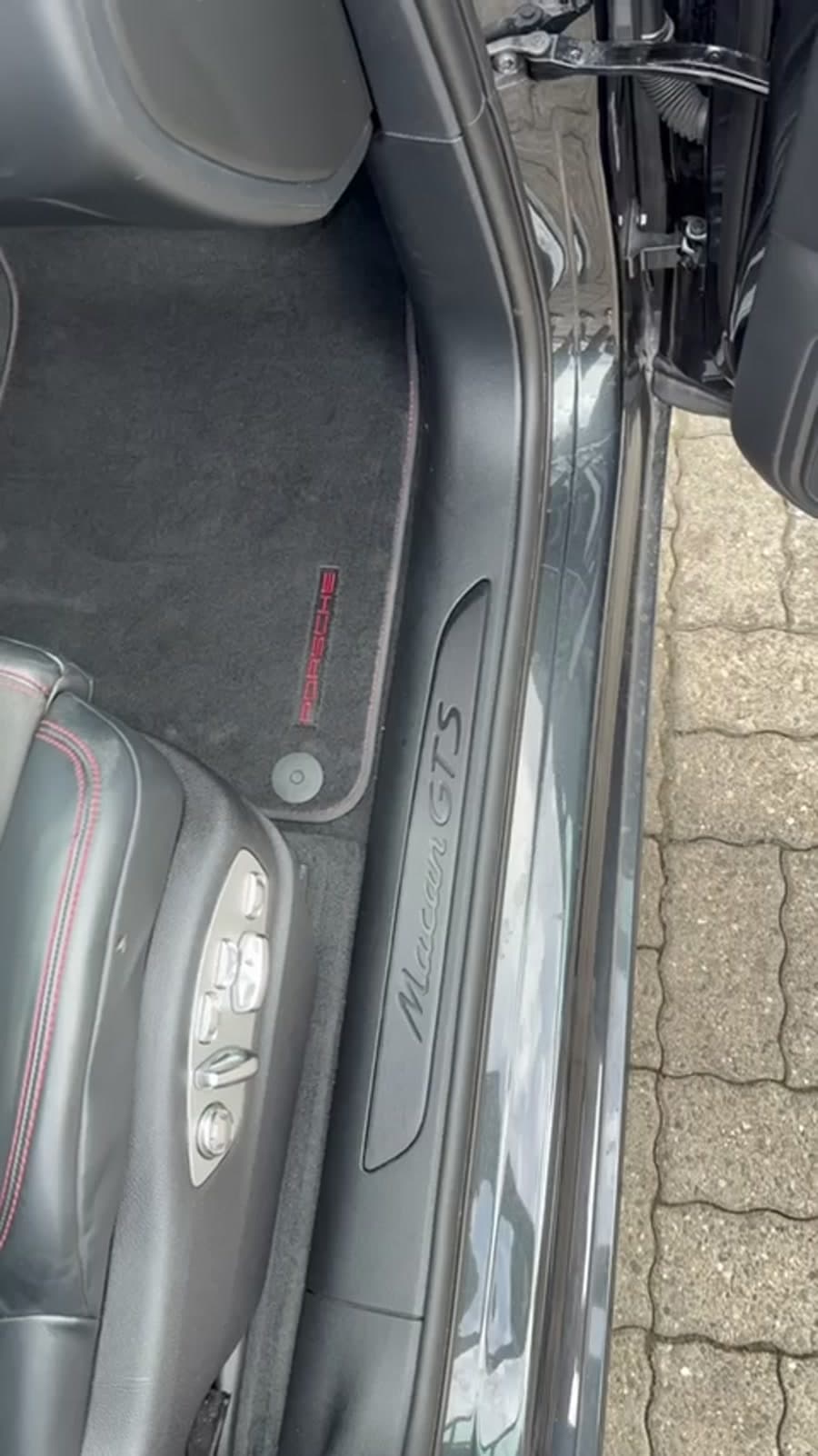 Vapeur appliquée sur les surfaces d’une Porsche Macan GTS