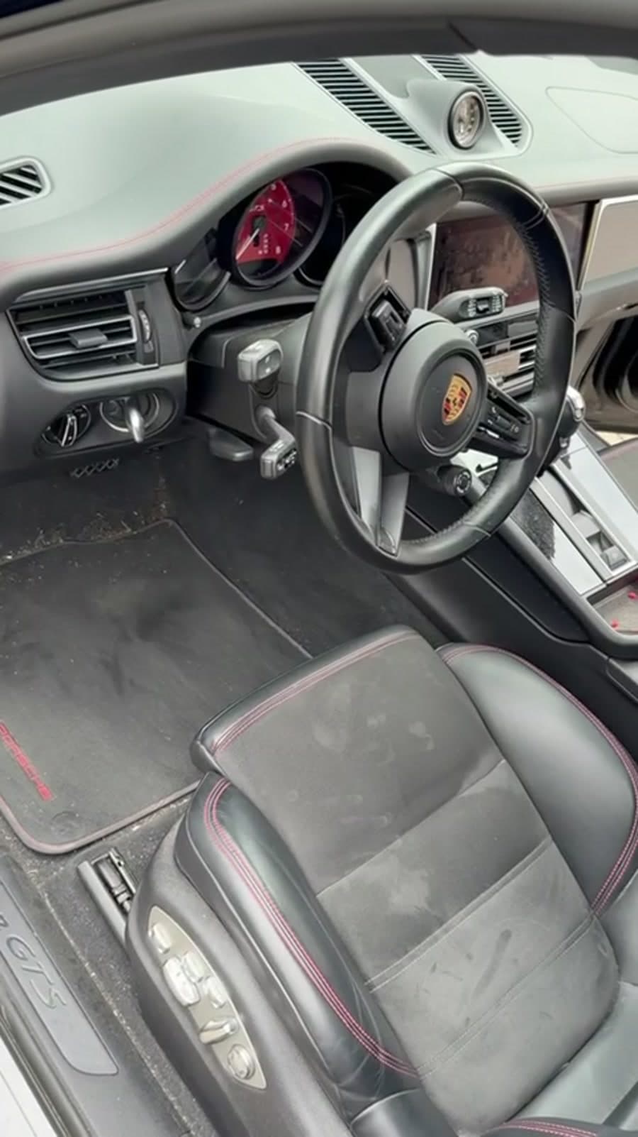 Sièges Porsche en cuir et Alcantara après une intervention Swiss Auto Clean