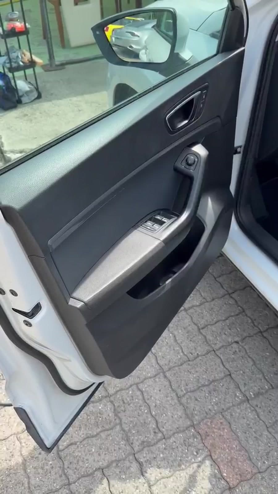 Levier de vitesse et sellerie beige après traitement complet