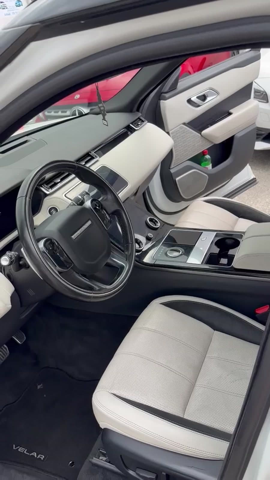 Habitacle avant d’un Range Rover Velar prêt pour présentation