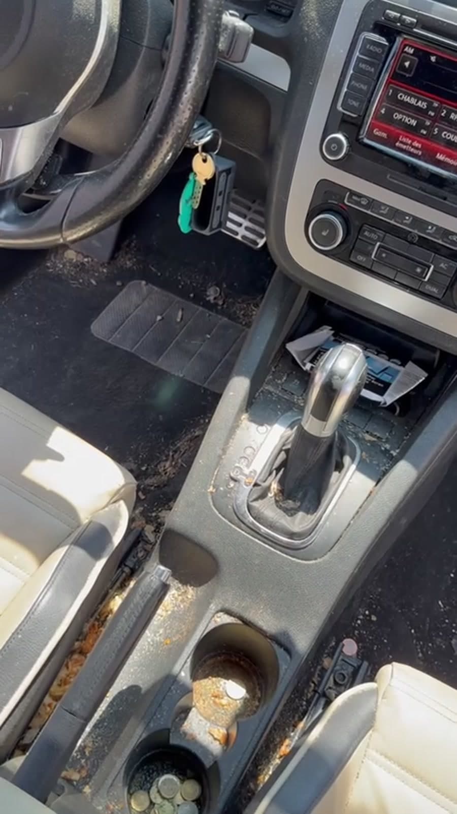 Habitacle Volkswagen très sale avant une intervention Swiss Auto Clean