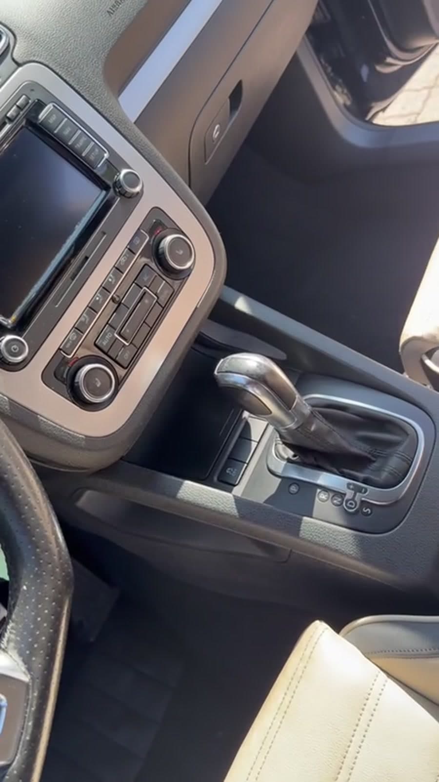 Console centrale d’une Volkswagen après un nettoyage intérieur Swiss Auto Clean