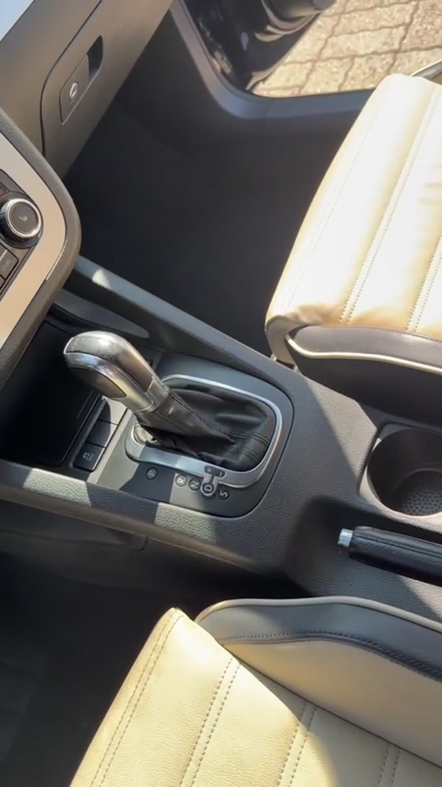 Levier de vitesse et console d’une Volkswagen après nettoyage intérieur
