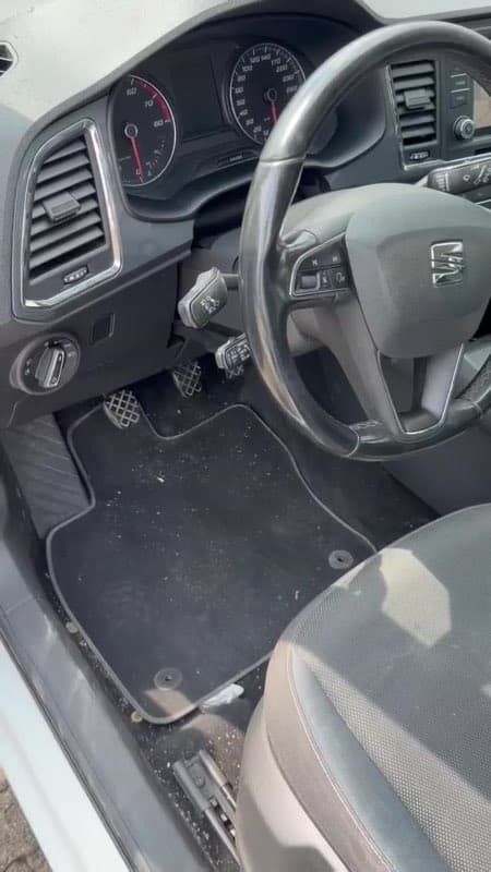 Habitacle SEAT encombré et sale avant une intervention réelle